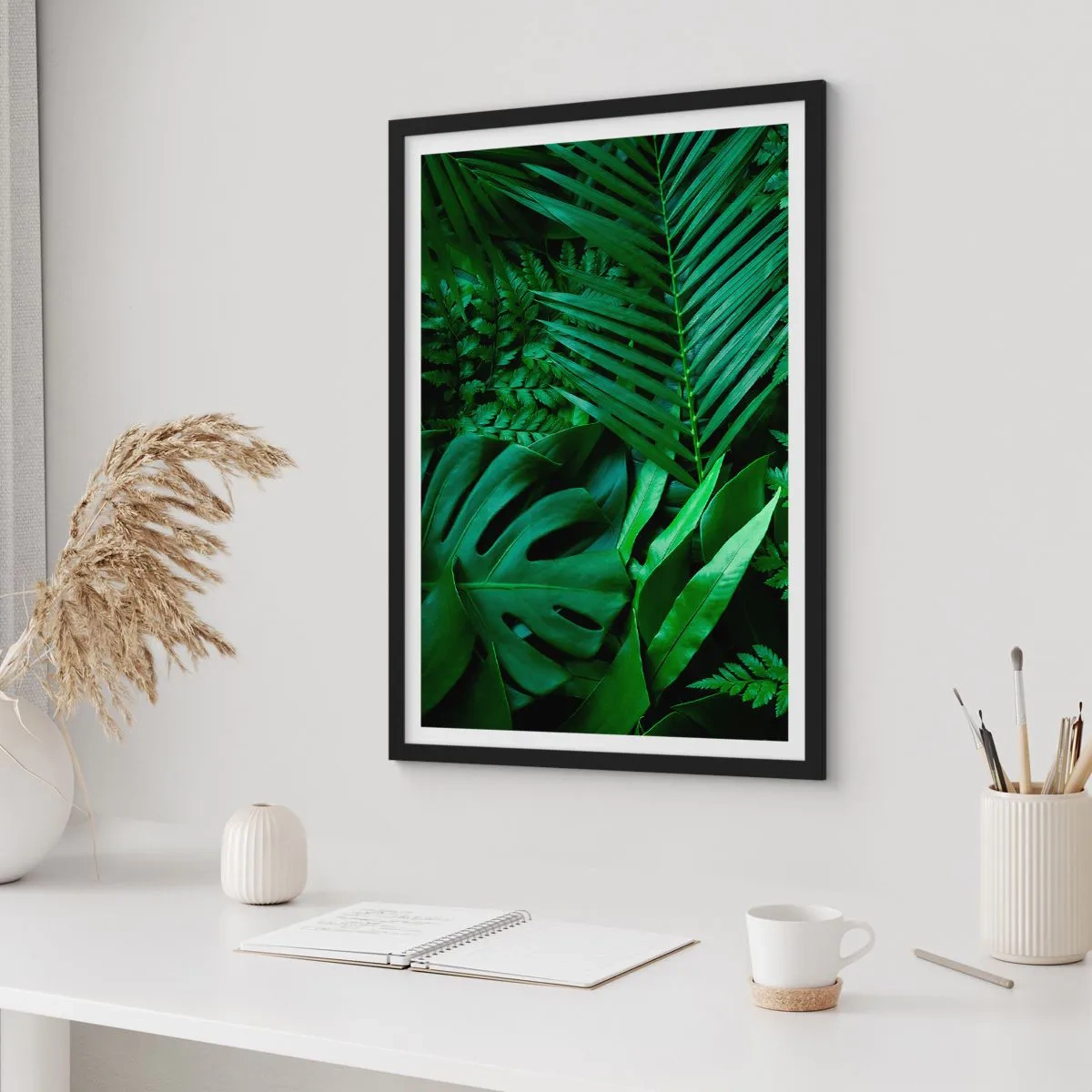 Plakat w czarnej ramie - Zielone liście paproci i palmy tworzące tropikalny wzór - 50x70cm - Utulone w zieleni - Nowoczesna dekoracja ścienna do salonu i sypialni ARTTOR