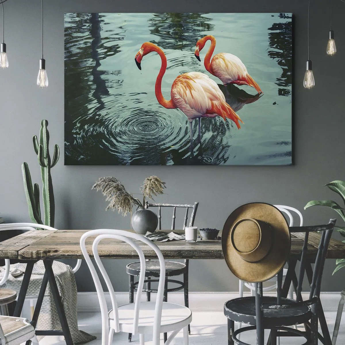 Obraz na płótnie - Dwa flamingi w spokojnej wodzie odbijające otoczenie - 70x50cm - Jesteśmy teraz w modzie - Nowoczesna dekoracja ścienna do salonu i sypialni ARTTOR