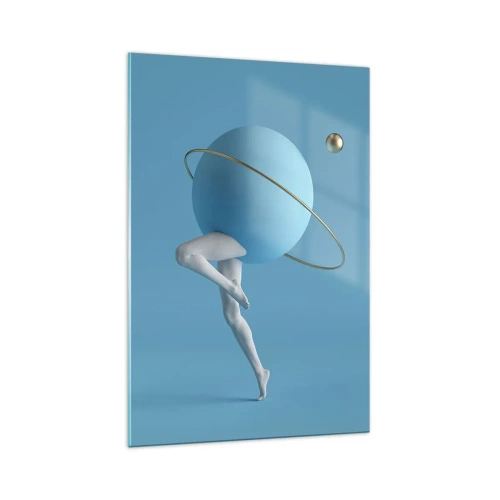 Obraz na szkle - Niebieska kula z orbitą i ludzkimi nogami na tle nieba - 70x100cm - A planety szaleją - Nowoczesna dekoracja ścienna do salonu i sypialni ARTTOR