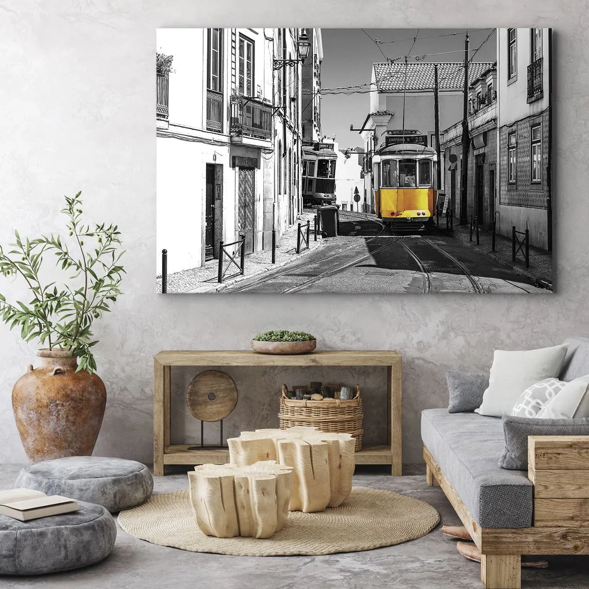 Obraz na płótnie - Żółty tramwaj na ulicach Lizbony w monochromatycznej scenerii - 70x50cm - Duch Lizbony - Nowoczesna dekoracja ścienna do salonu i sypialni ARTTOR