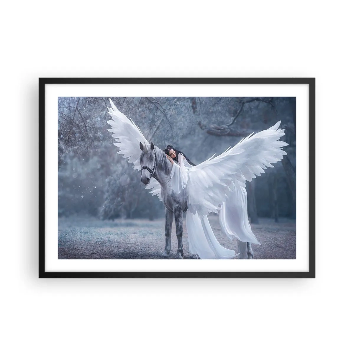 Plakat w czarnej ramie - Kobieta na białym koniu ze skrzydłami w magicznym lesie - 70x50cm - Natchniona chwila - Nowoczesna dekoracja ścienna do salonu i sypialni ARTTOR