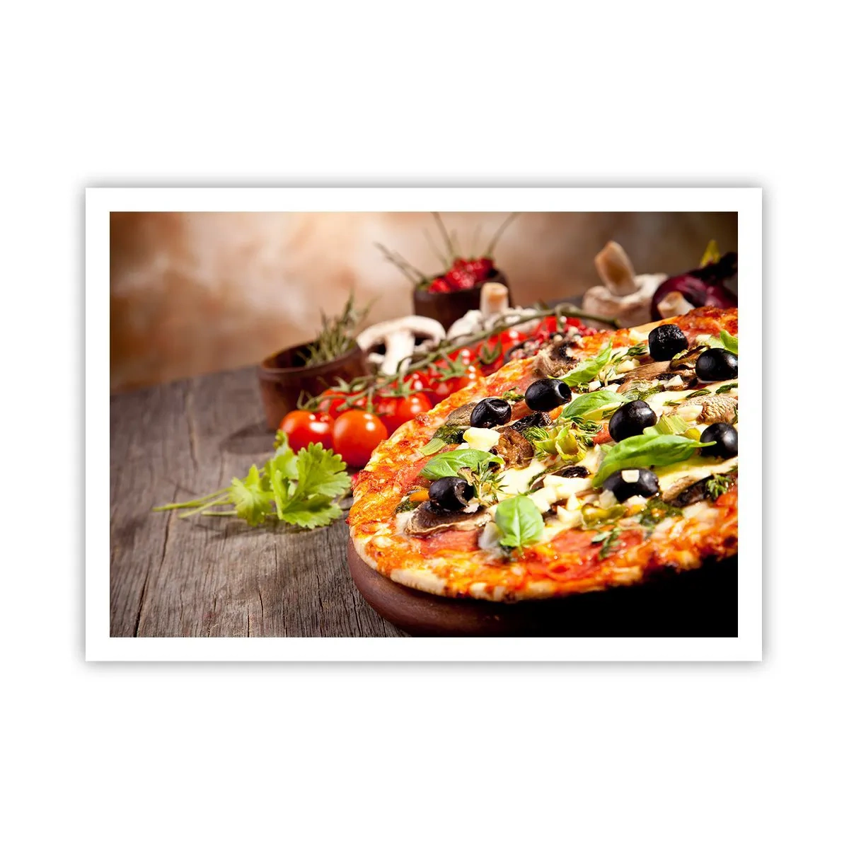 Plakat - Pizza z oliwkami, bazylią i świeżymi składnikami na drewnianym tle - 100x70cm - Z tellurycznych ingrediencji - Nowoczesna dekoracja ścienna do salonu i sypialni ARTTOR