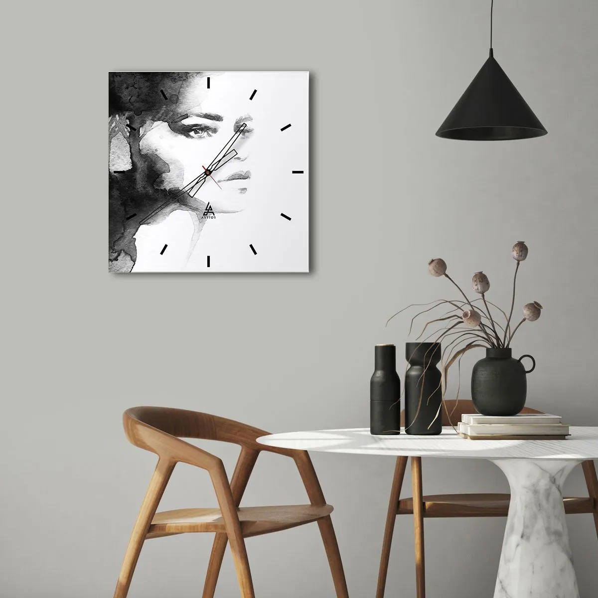 Zegar ścienny - Subtelny portret kobiety w odcieniach czerni i bieli - 30x30cm - Stworzona z tajemnicy i mgły - Nowoczesna dekoracja ścienna do salonu i sypialni ARTTOR