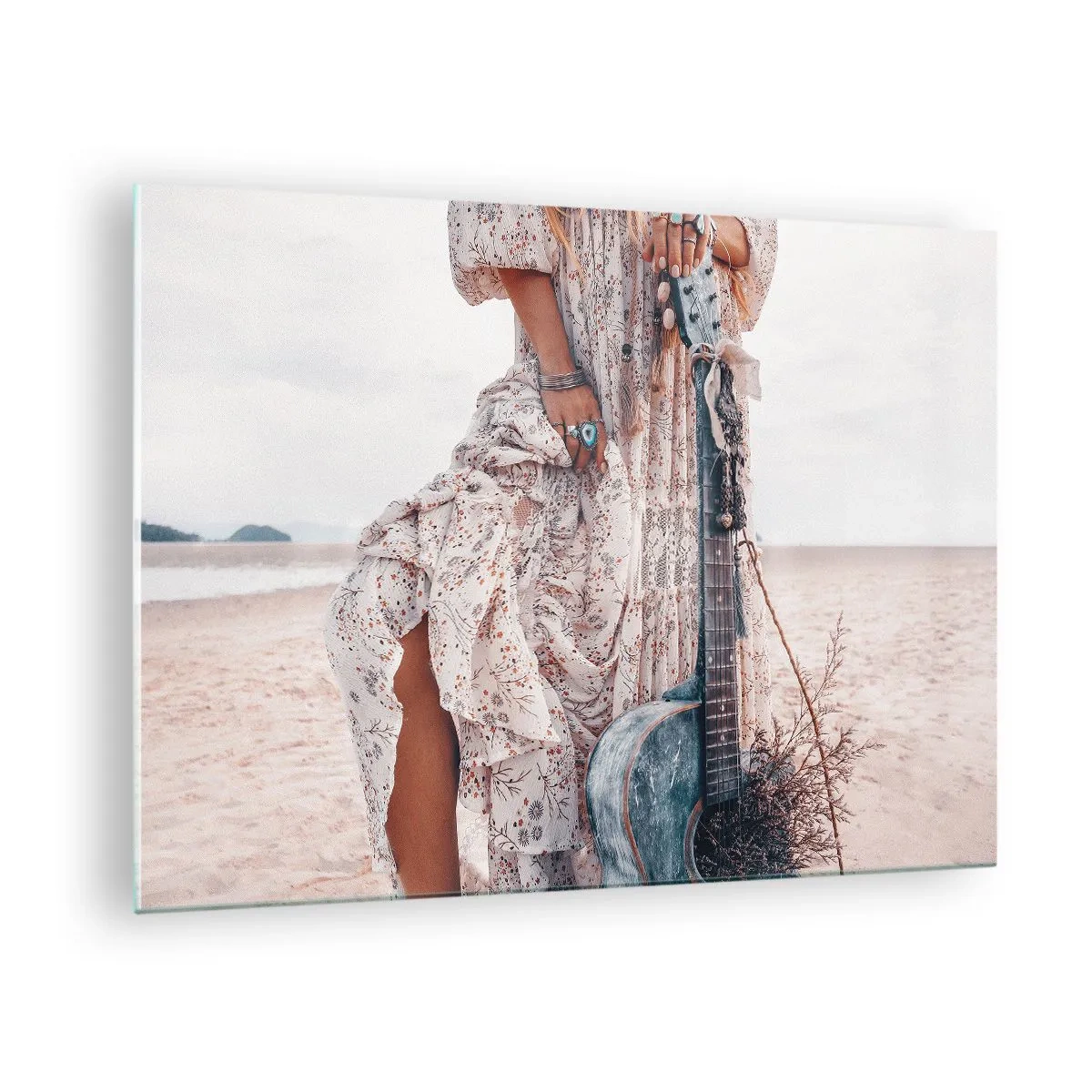 Obraz na szkle - Kobieta w stylu boho z gitarą na pustej plaży - 70x50cm - Dzieci kwiaty w drodze - Nowoczesna dekoracja ścienna do salonu i sypialni ARTTOR