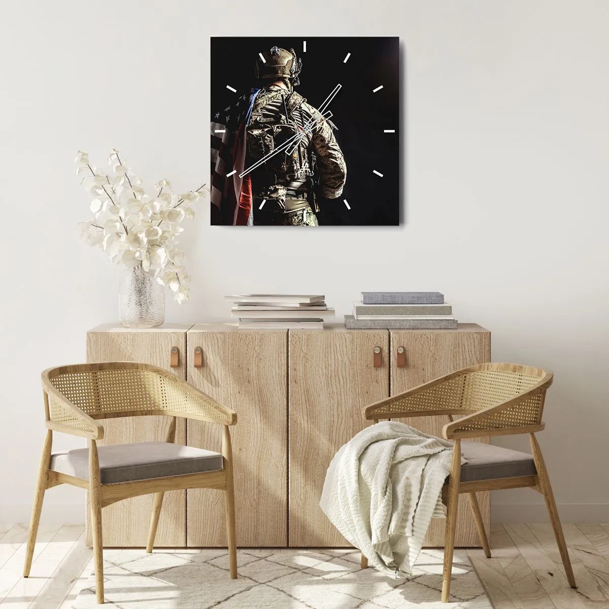 Zegar ścienny - Żołnierz w mundurze z flagą na tle ciemności - 30x30cm - Właśnie dlatego - Nowoczesna dekoracja ścienna do salonu i sypialni ARTTOR