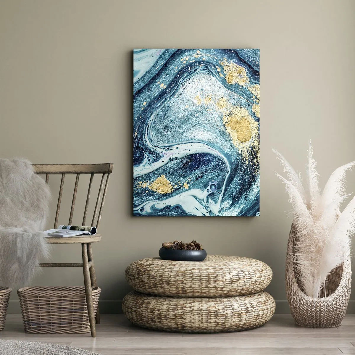 Obraz na płótnie - Abstrakcyjna kompozycja fal i złotych akcentów - 70x100cm - Błekitny wir - Nowoczesna dekoracja ścienna do salonu i sypialni ARTTOR
