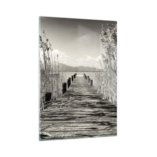 Obraz na szkle - Drewniany pomost prowadzący przez trawy nad spokojnym jeziorem - 50x70cm - W zaciszu traw - Nowoczesna dekoracja ścienna do salonu, kuchni i sypialni ARTTOR