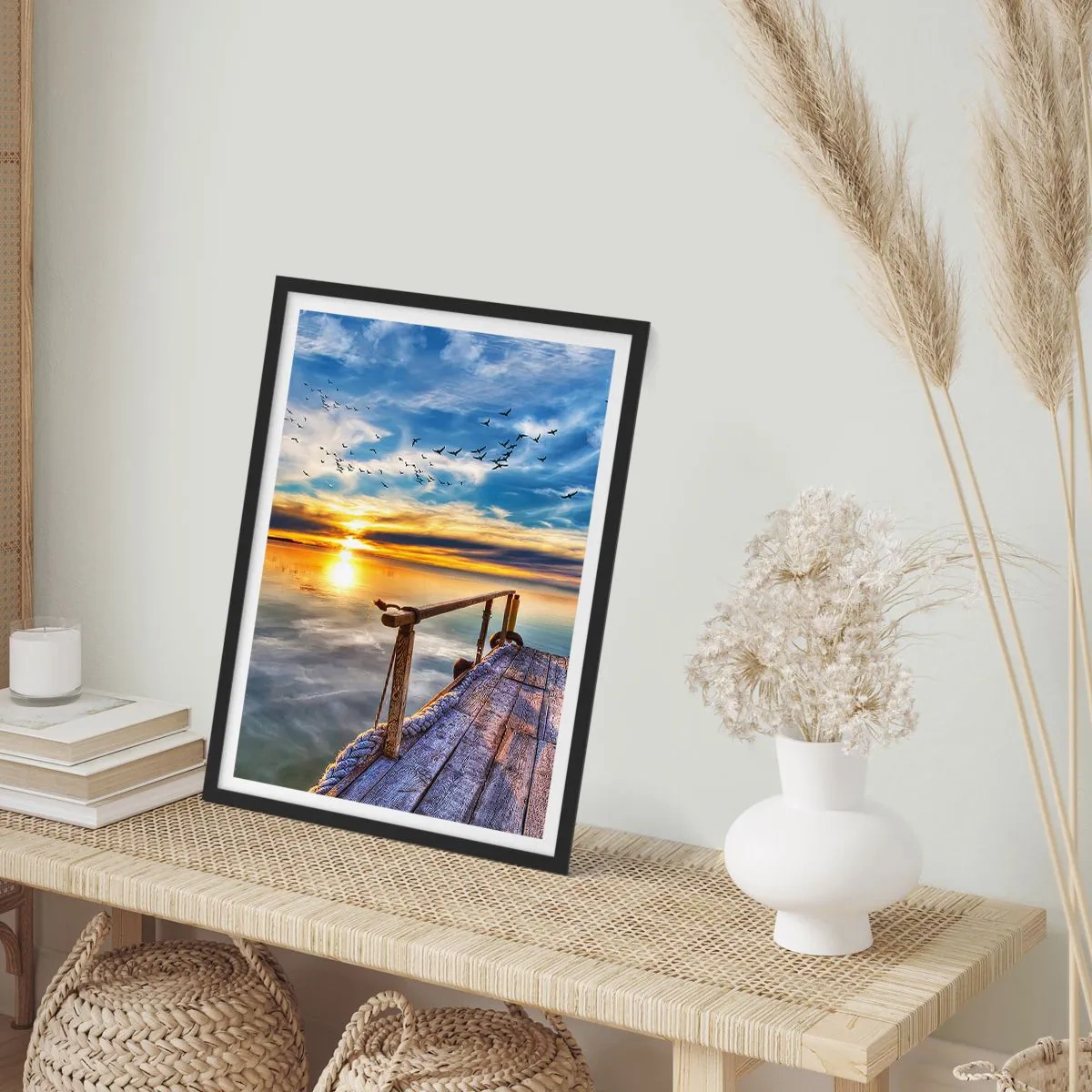 Plakat w czarnej ramie - Drewniany pomost nad jeziorem o zachodzie słońca - 50x70cm - Wiatr idzie na spoczynek - Nowoczesna dekoracja ścienna do salonu i sypialni ARTTOR