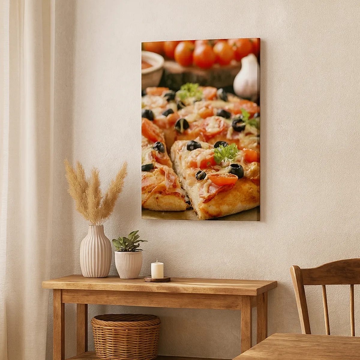 Obraz na płótnie - Pyszna pizza z oliwkami, pomidorem i serem, tuż przed pokrojeniem na kawałki - 50x70cm - Znów ci się upiekło - Nowoczesna dekoracja ścienna do salonu, kuchni i sypialni ARTTOR