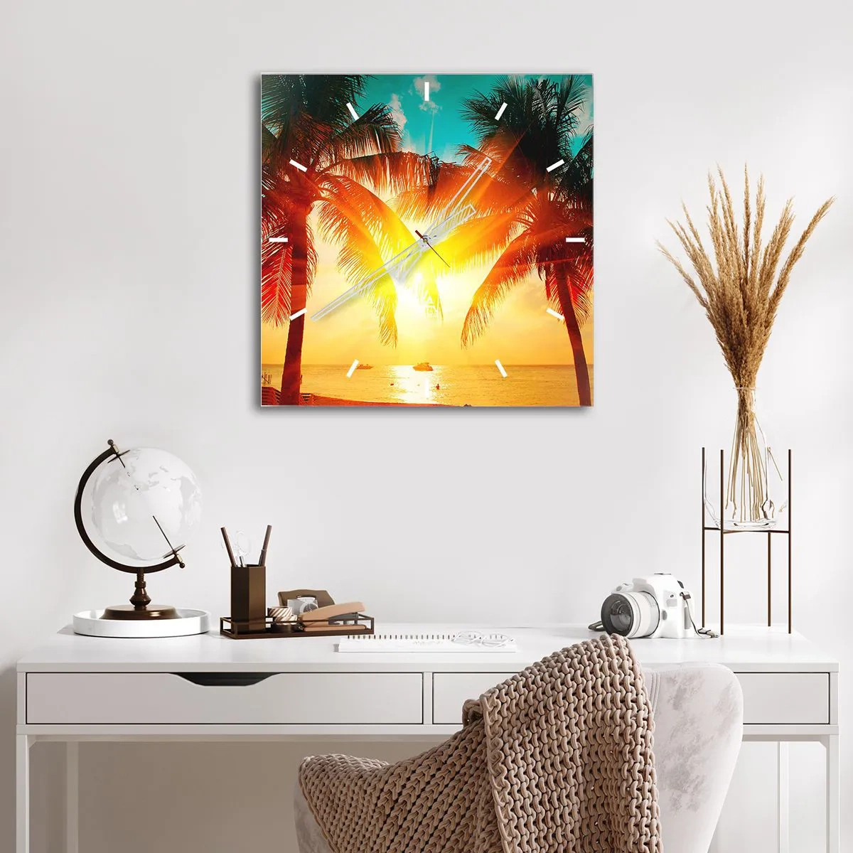 Zegar ścienny - Palmy oświetlone ciepłym światłem zachodzącego słońca - 30x30cm - Egzotyczna para - Nowoczesna dekoracja ścienna do salonu i sypialni ARTTOR