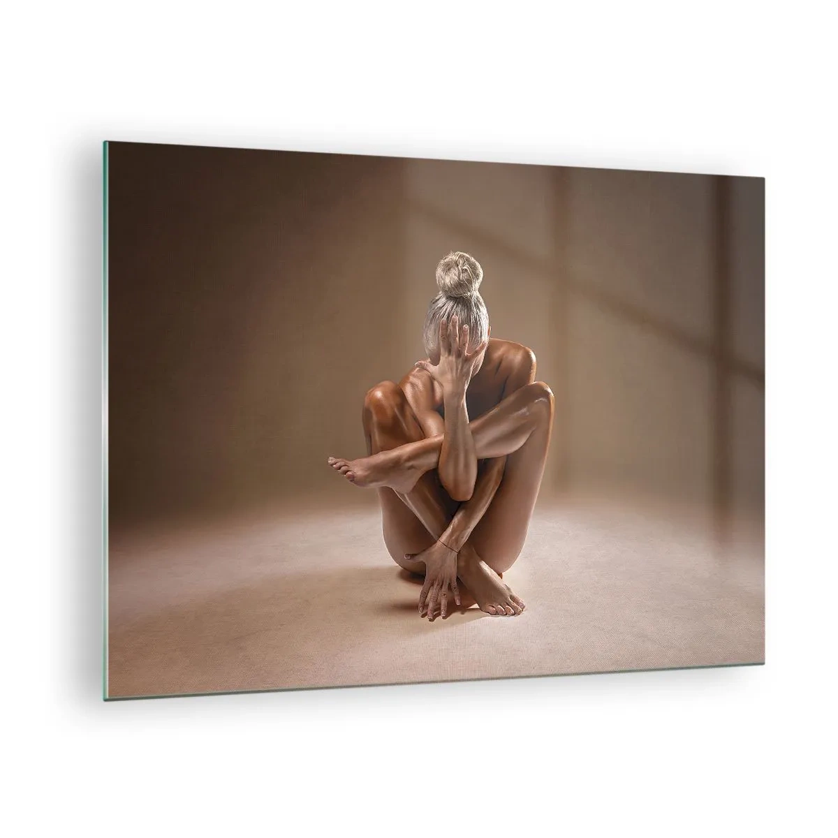 Obraz na szkle - Zmysłowa kobieta w pozie artystycznej na tle cienia - 70x50cm - Jedność ciała i ducha - Nowoczesna dekoracja ścienna do salonu i sypialni ARTTOR