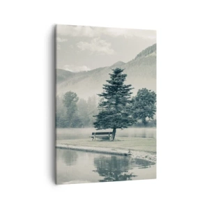Obraz na płótnie - Ławka przy jeziorze, obok samotnego drzewa, z górskim krajobrazem w tle - 50x70cm - Jezioro jeszcze śpi - Nowoczesna dekoracja ścienna do salonu, kuchni i sypialni ARTTOR