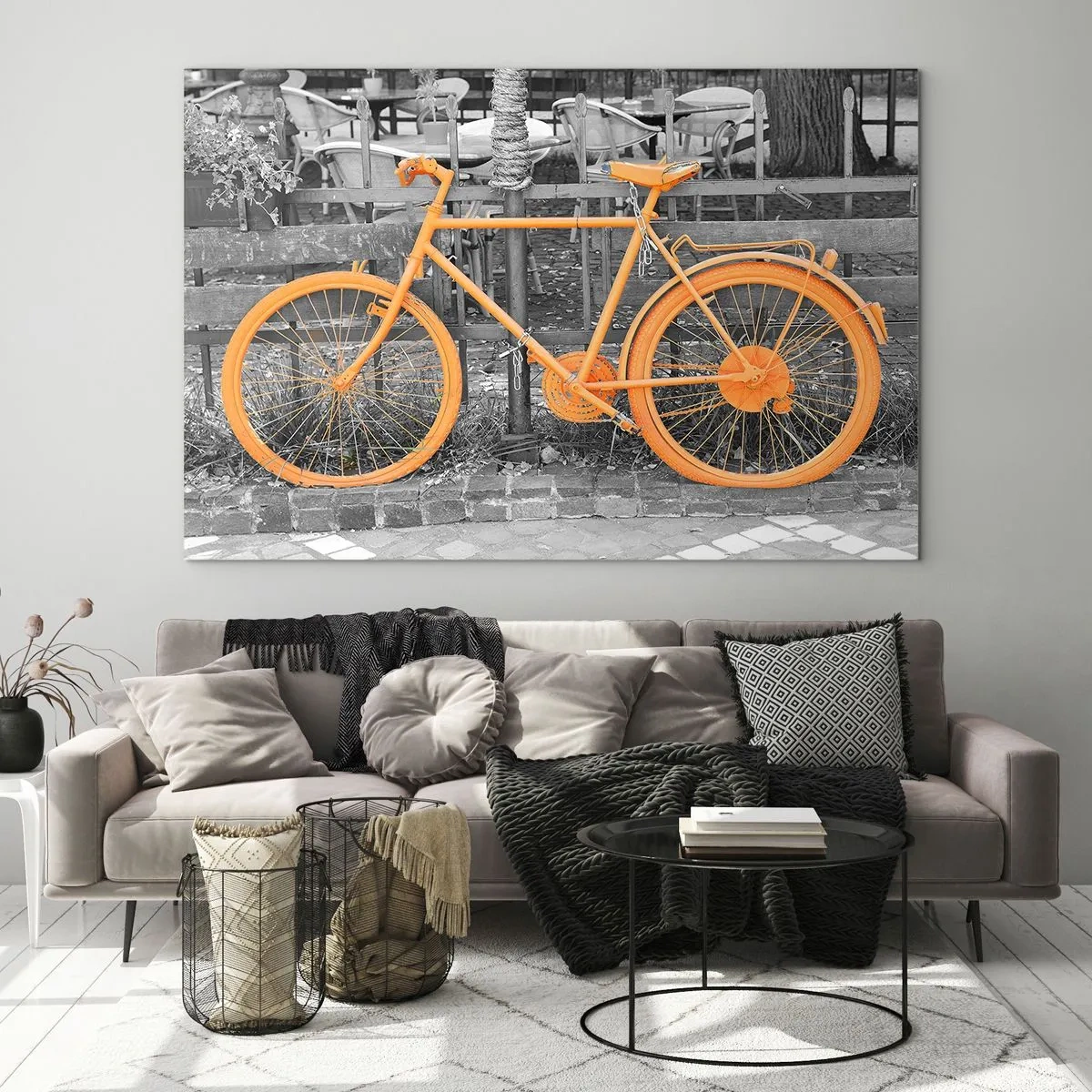 Obraz na szkle - Ilustracja przedstawiająca rower pomalowany na pomarańczowo na tle czarno-białej scenerii - 70x50cm - Idź, ja tu poczekam - Nowoczesna dekoracja ścienna do salonu i sypialni ARTTOR