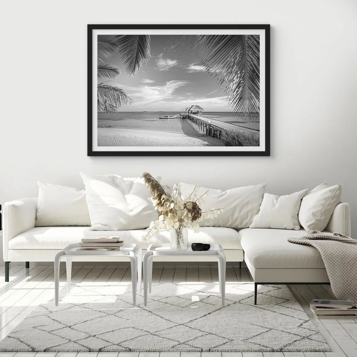 Plakat w czarnej ramie - Czarno-biała plaża z molo i palmami na tropikalnym wybrzeżu - 100x70cm - Wspomnienie czy marzenie? - Nowoczesna dekoracja ścienna do salonu i sypialni ARTTOR