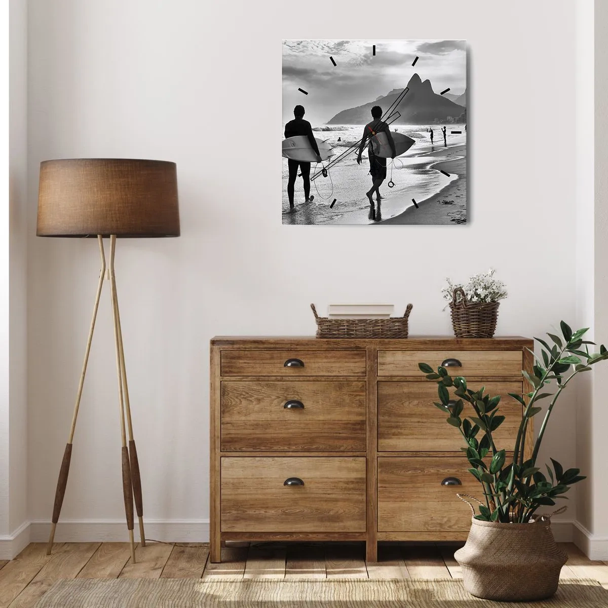 Zegar ścienny - Dwóch surferów idących po plaży z deskami w czarno-białej tonacji - 30x30cm - Samba na jedną falę - Nowoczesna dekoracja ścienna do salonu i sypialni ARTTOR