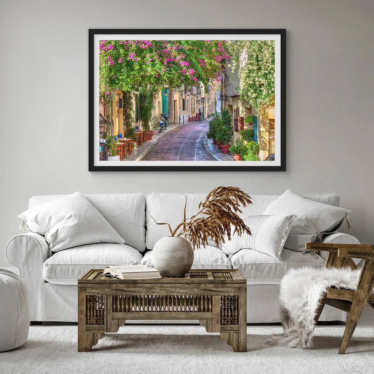 Plakat w czarnej ramie - Urokliwa uliczka z kwitnącymi pnączami i kawiarnianymi stolikami - 70x50cm - Kwitnący zaułek - Nowoczesna dekoracja ścienna do salonu i sypialni ARTTOR