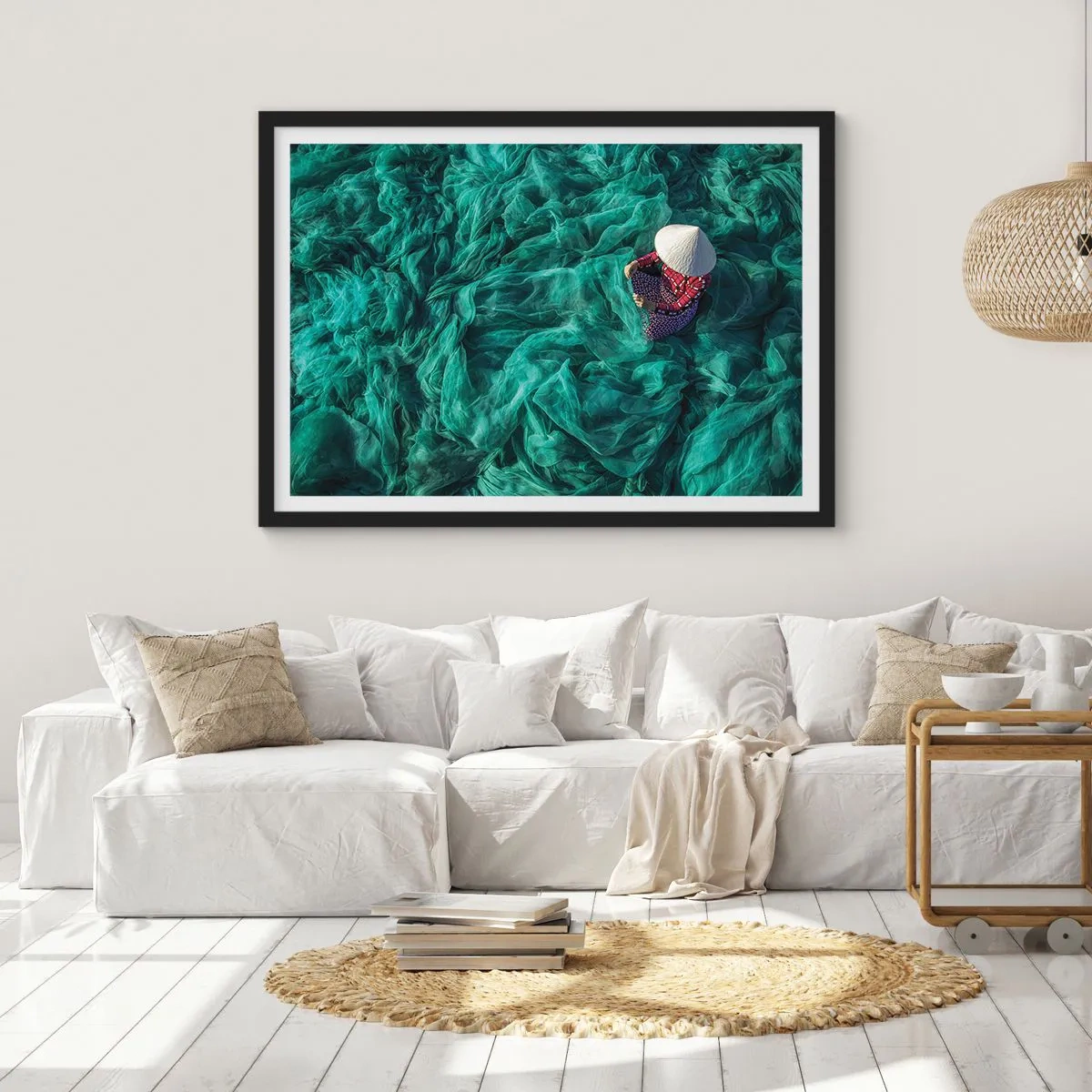 Plakat w czarnej ramie - Osoba z kapeluszem wśród zielonych sieci rybackich - 70x50cm - W morzu sieci - Nowoczesna dekoracja ścienna do salonu i sypialni ARTTOR