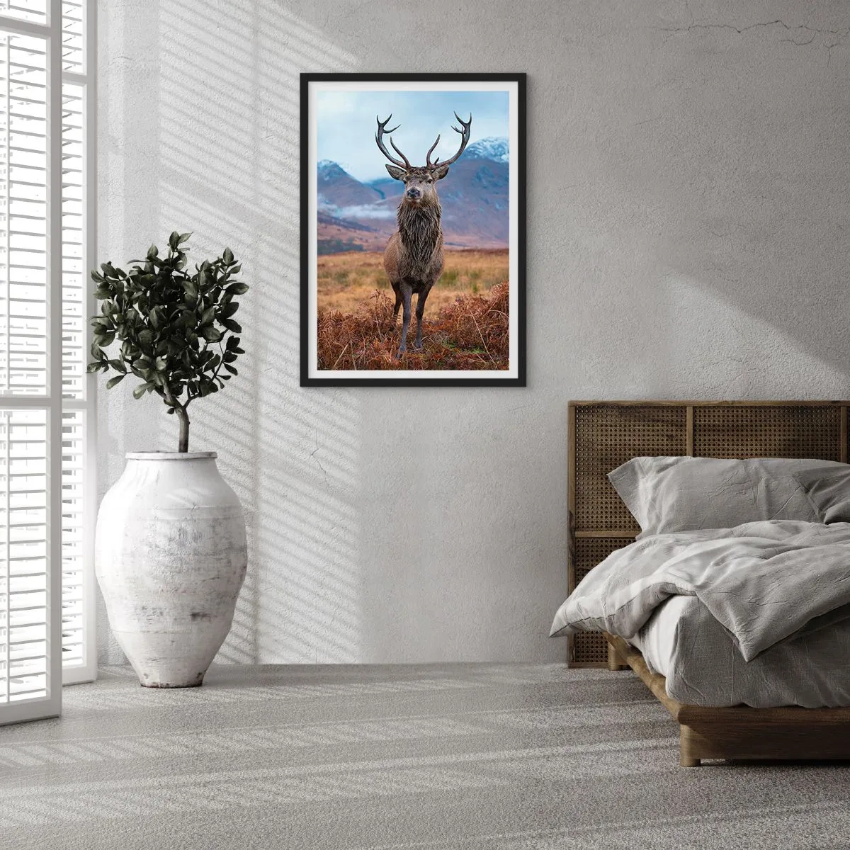Plakat w czarnej ramie - Dumny jeleń na tle górskiej scenerii - 50x70cm - Na własnej ziemi - Nowoczesna dekoracja ścienna do salonu i sypialni ARTTOR