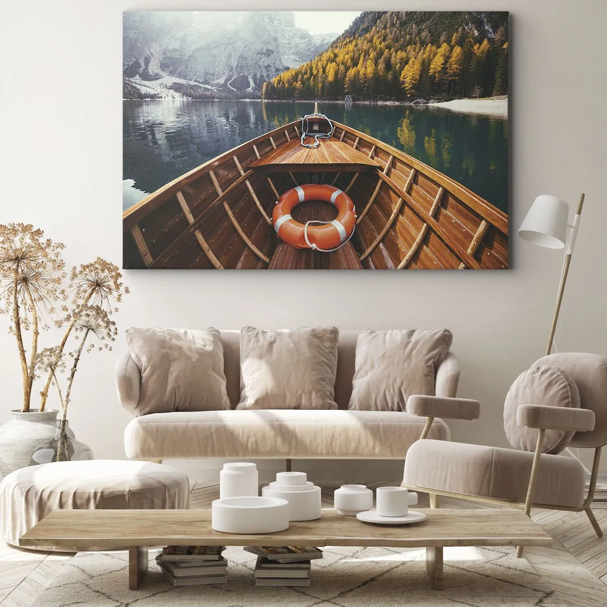 Obraz na płótnie - Drewniana łódź na górskim jeziorze otoczonym lasem - 70x50cm - Górska wycieczka - Nowoczesna dekoracja ścienna do salonu i sypialni ARTTOR