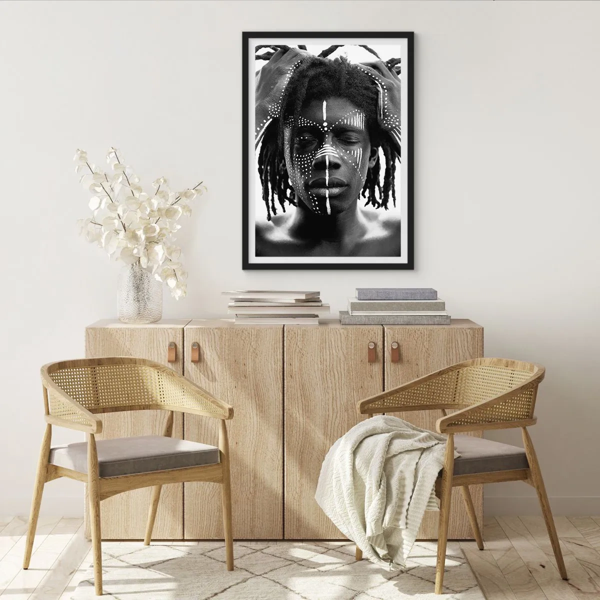 Plakat w czarnej ramie - Mężczyzna z białymi malunkami na twarzy i dłoniach - 50x70cm - Gdzie jesteś? - Nowoczesna dekoracja ścienna do salonu i sypialni ARTTOR