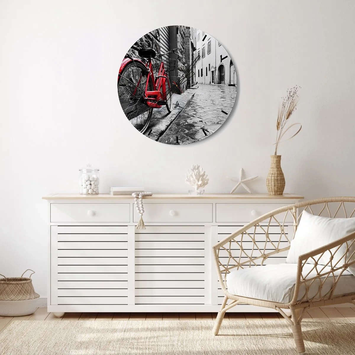 Zegar ścienny - Czerwony rower na tle czarno-białej ulicy - 30x30cm - Prawdziwe piękno się nie starzeje - Nowoczesna dekoracja ścienna do salonu, kuchni i sypialni ARTTOR