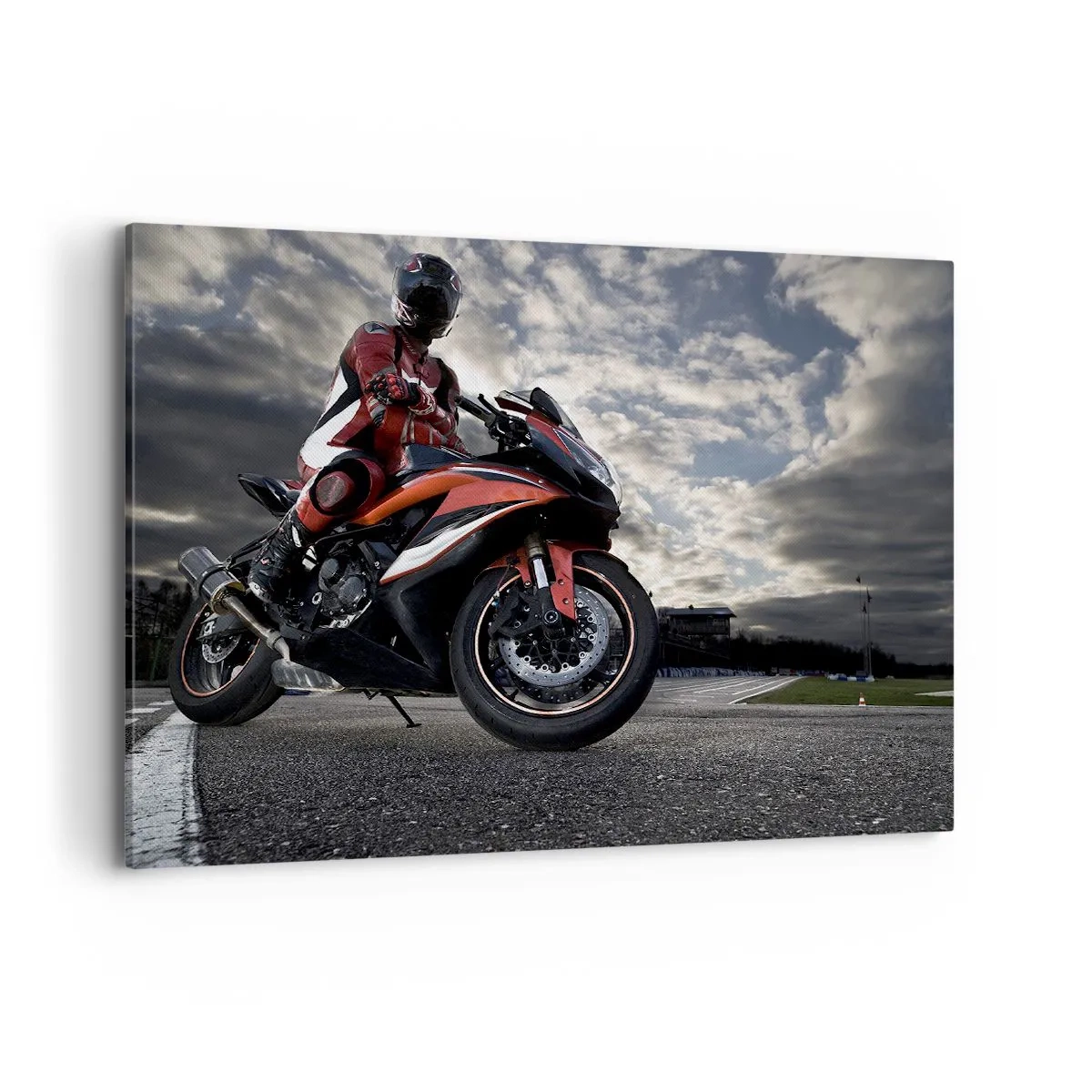 Obraz na płótnie - Motocyklista na sportowym motocyklu na tle pochmurnego nieba - 100x70cm - Mroczny jeździec - Nowoczesna dekoracja ścienna do salonu, kuchni i sypialni ARTTOR