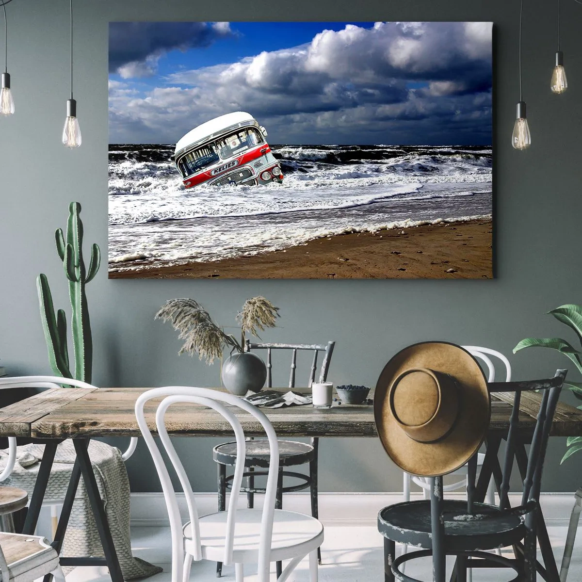 Obraz na płótnie - Zatopiony autobus na plaży wśród fal i wzburzonego morza - 100x70cm - I co się dziwisz? - Nowoczesna dekoracja ścienna do salonu, kuchni i sypialni ARTTOR
