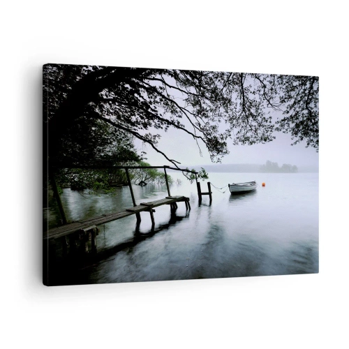 Obraz na płótnie - Pomost nad wodą z łodzią w tle otoczoną mglistym krajobrazem - 70x50cm - Już odpoczywasz - Nowoczesna dekoracja ścienna do salonu i sypialni ARTTOR