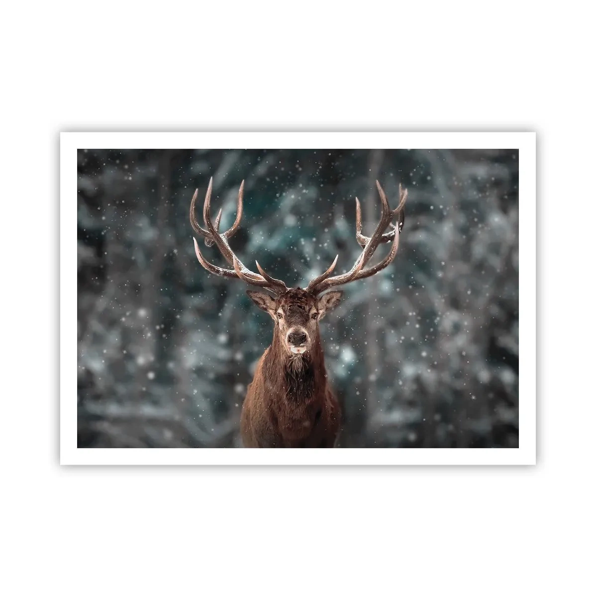 Plakat - Jeleń w zimowym lesie z padającym śniegiem - 100x70cm - Król lasu ukoronowany - Nowoczesna dekoracja ścienna do salonu i sypialni ARTTOR