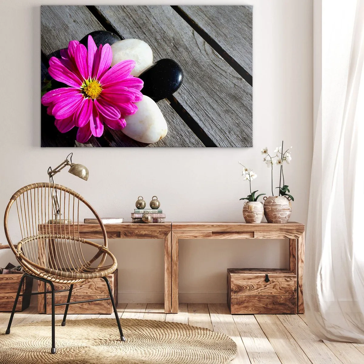 Obraz na płótnie - Różowy kwiat na tle drewnianych desek z kamieniami - 70x50cm - Odpoczynek na pomoście - Nowoczesna dekoracja ścienna do salonu i sypialni ARTTOR