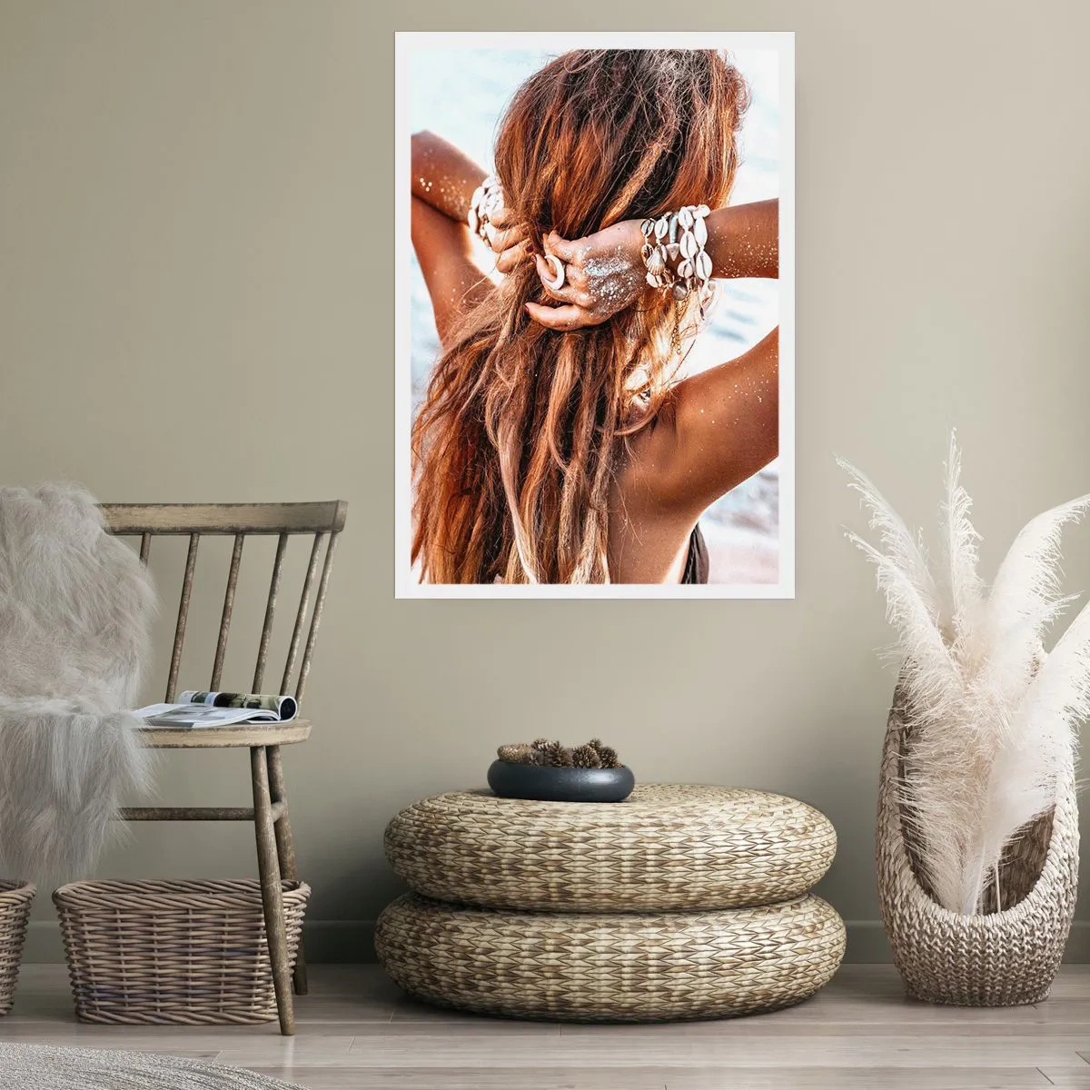 Plakat - Kobieta z długimi włosami ozdobionymi muszlami nad morzem - 50x70cm - Siostra wody i słońca - Nowoczesna dekoracja ścienna do salonu, kuchni i sypialni ARTTOR