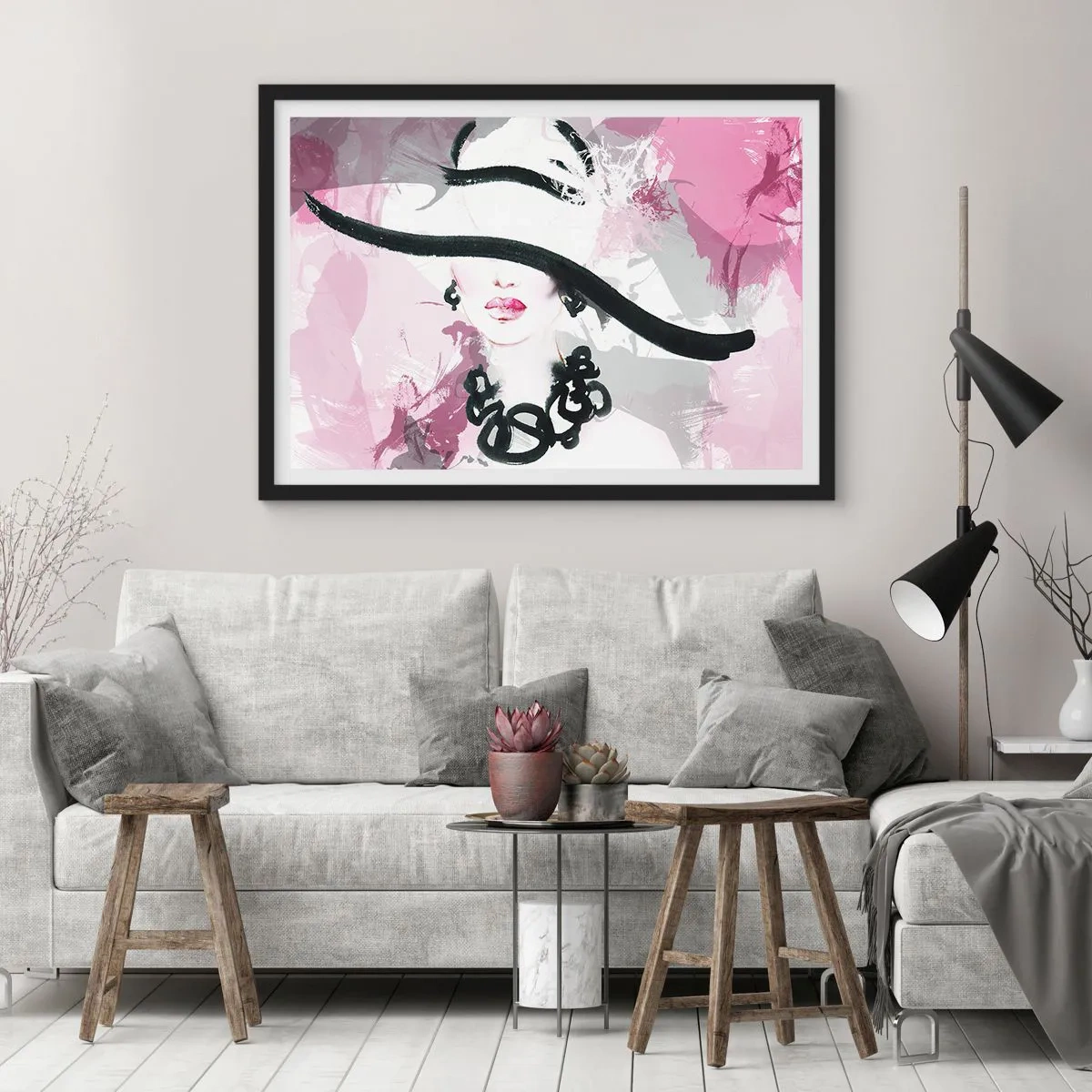 Plakat w czarnej ramie - Elegancka kobieta w kapeluszu na tle różowych abstrakcji - 70x50cm - Portret damy w czerni i różu - Nowoczesna dekoracja ścienna do salonu i sypialni ARTTOR