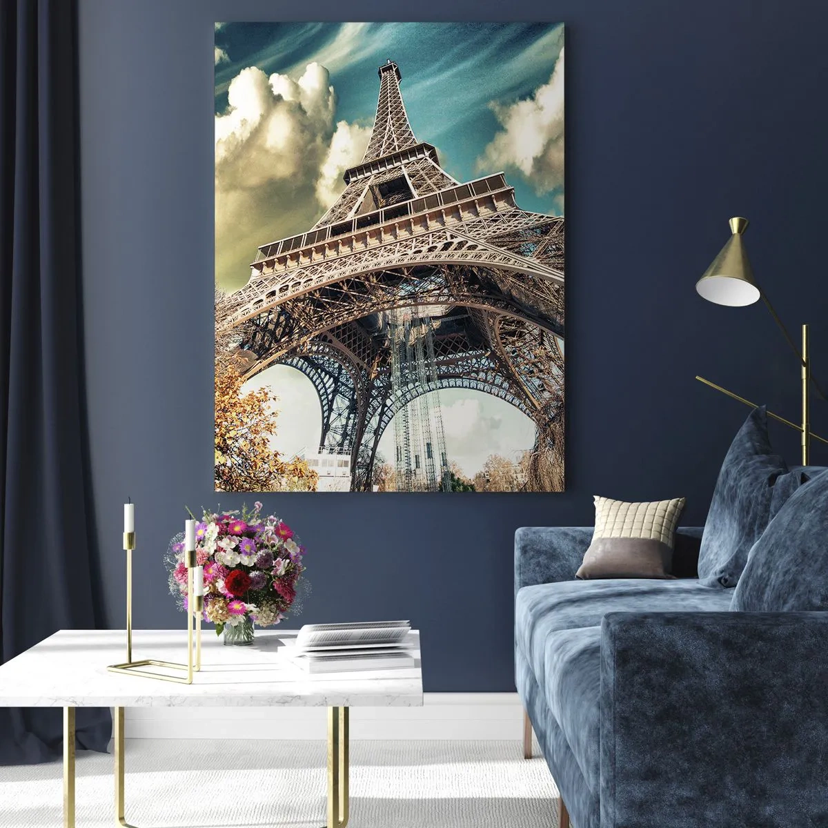 Obraz na szkle - Wieża Eiffla w jesiennej scenerii na tle dynamicznego nieba - 50x70cm - A jesienią w Paryżu... - Nowoczesna dekoracja ścienna do salonu, kuchni i sypialni ARTTOR