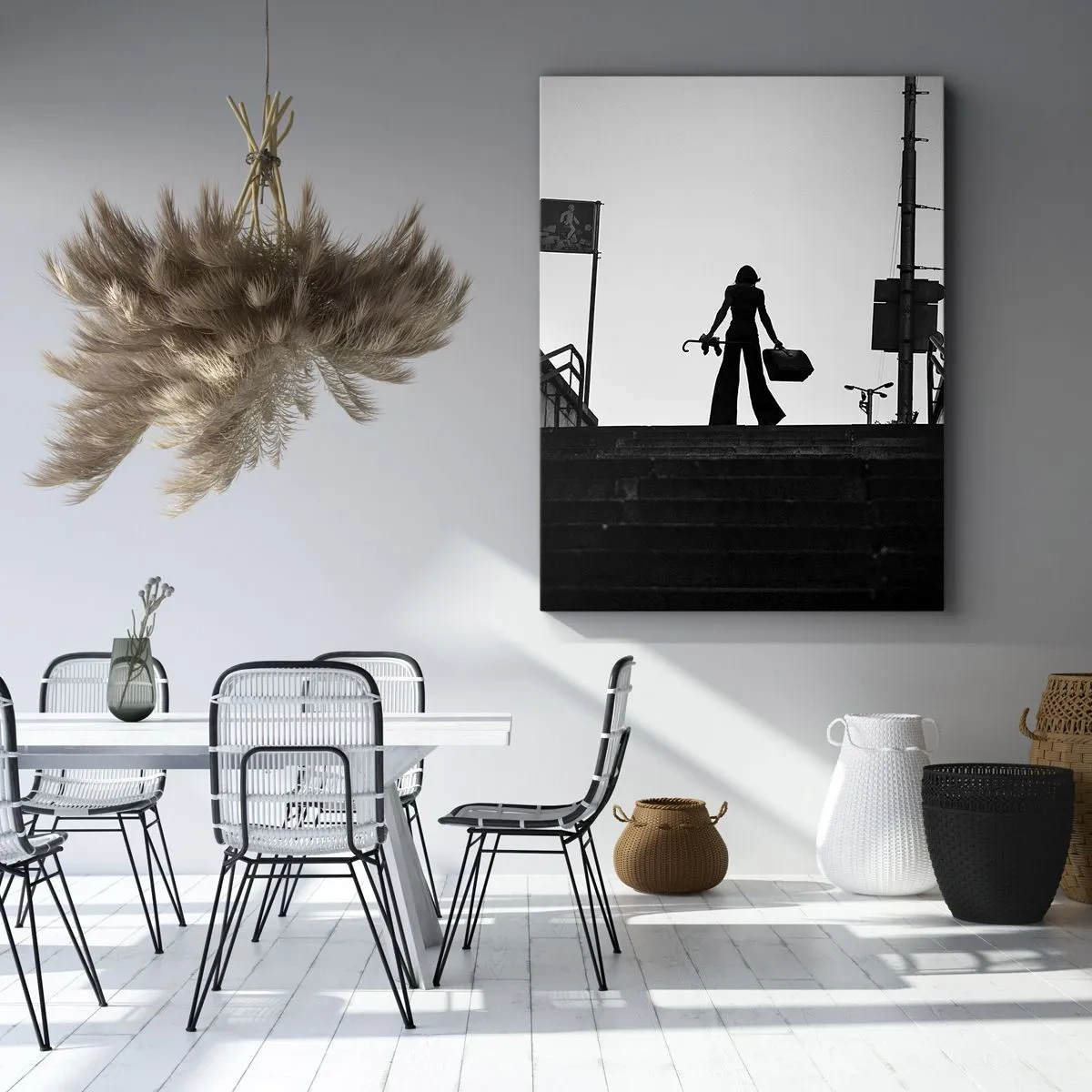 Obraz na płótnie - Sylwetka kobiety z walizką i parasolem na tle miejskiego krajobrazu - 50x70cm - Miejska wędrówka - Nowoczesna dekoracja ścienna do salonu, kuchni i sypialni ARTTOR