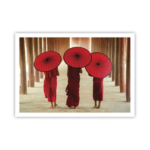 Plakat - Trzej mnisi z czerwonymi parasolami w tradycyjnej architekturze - 100x70cm - W drodze do Czystej Krainy - Nowoczesna dekoracja ścienna do salonu i sypialni ARTTOR