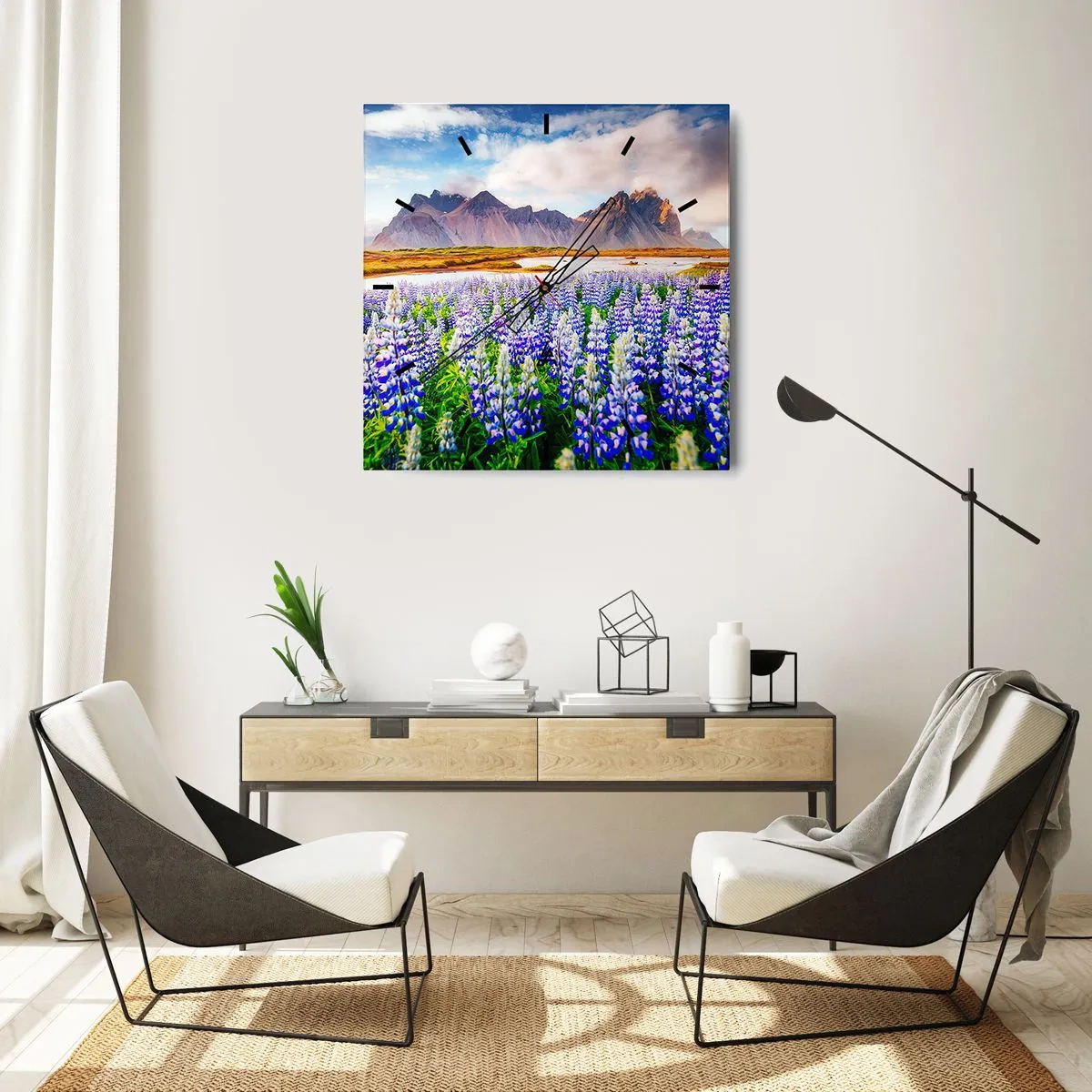 Zegar ścienny - Kwiaty w górskim krajobrazie z malowniczym niebem - 30x30cm - Siła i surowość obok łagodności - Nowoczesna dekoracja ścienna do salonu i sypialni ARTTOR