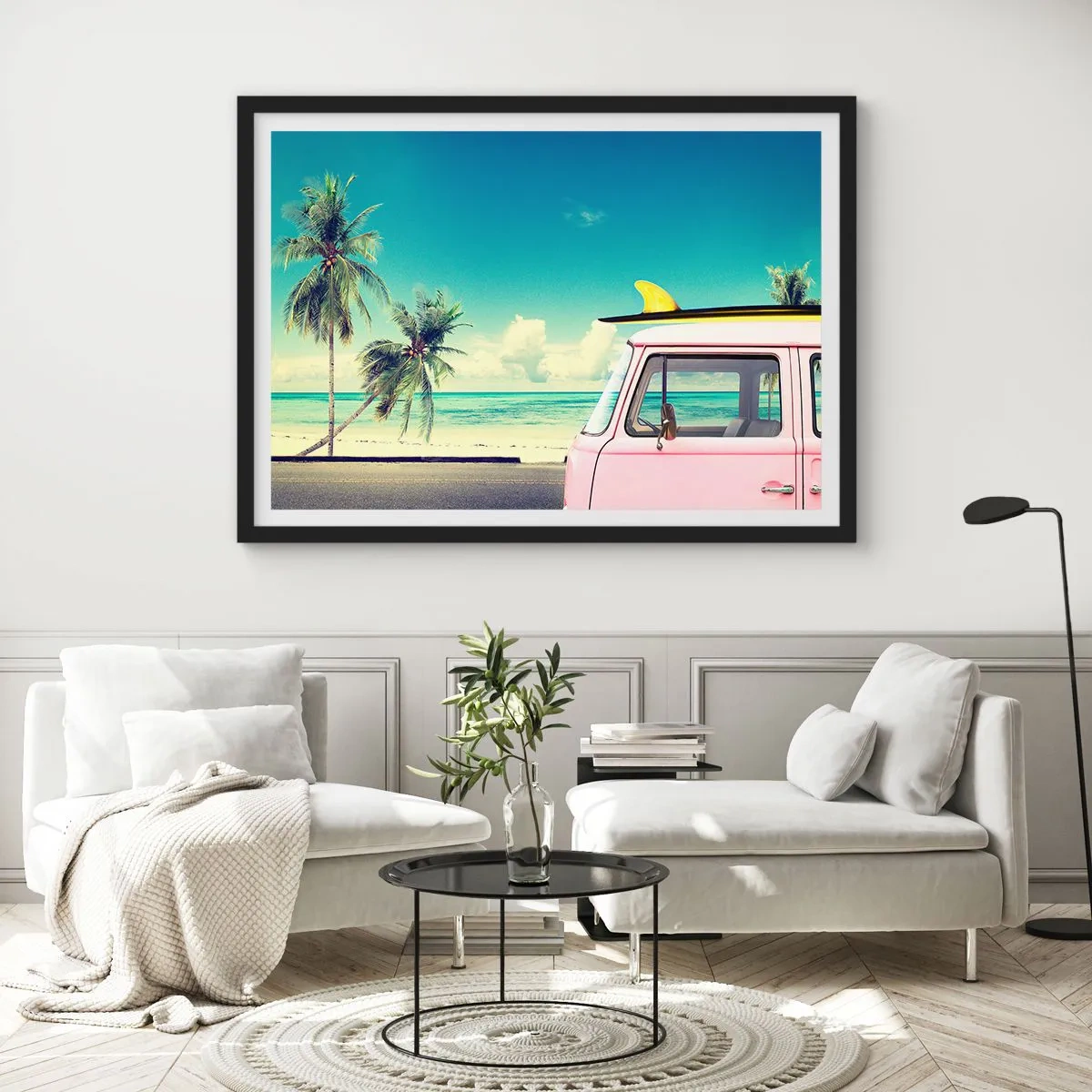 Plakat w czarnej ramie - Różowy van z deską surfingową na tle tropikalnej plaży - 70x50cm - Wakacje czas zacząć - Nowoczesna dekoracja ścienna do salonu i sypialni ARTTOR