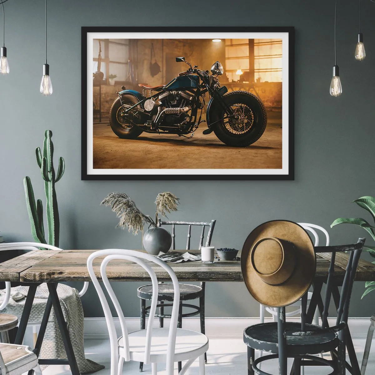 Plakat w czarnej ramie - Stylowy motocykl w industrialnym wnętrzu z ciepłym oświetleniem - 70x50cm - Mogę wszystko - Nowoczesna dekoracja ścienna do salonu i sypialni ARTTOR