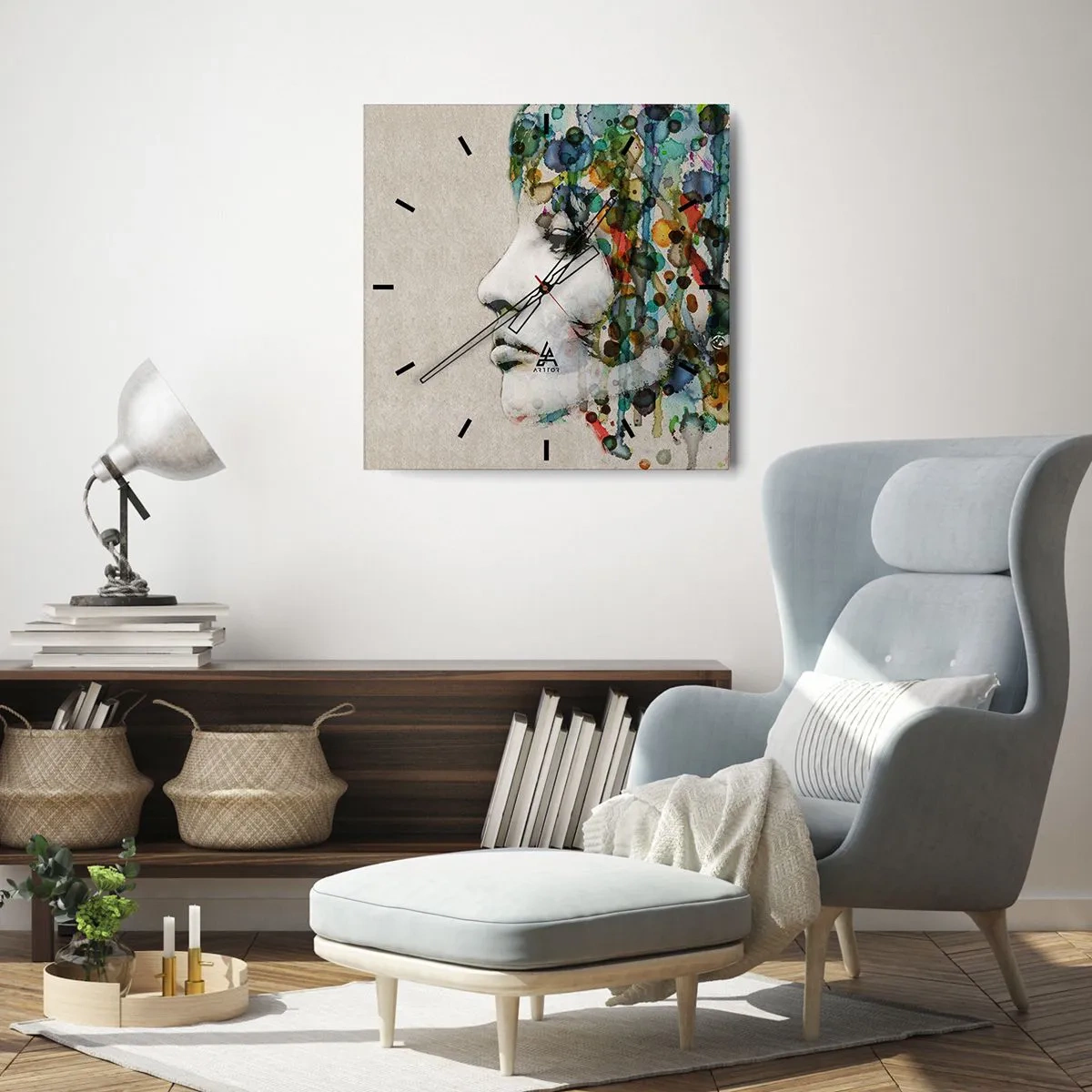 Zegar ścienny - Profil kobiety w akwarelowych barwach z abstrakcyjnym tłem - 30x30cm - Wyłoniła się z szarości - Nowoczesna dekoracja ścienna do salonu i sypialni ARTTOR