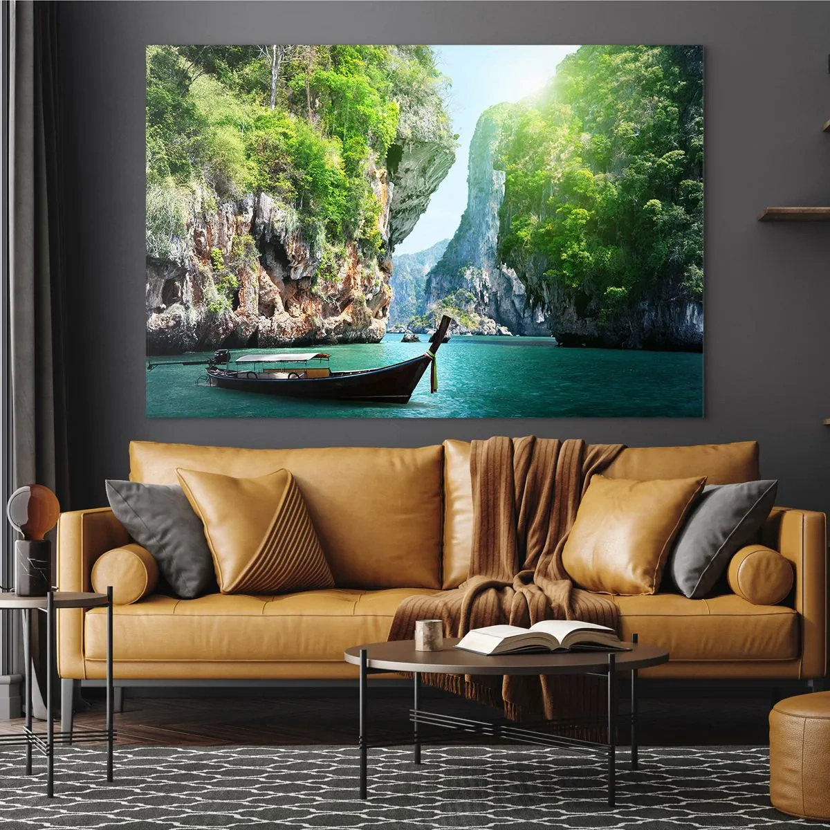Obraz na szkle - Tradycyjna łódź na turkusowej wodzie między klifami - 70x50cm - Zaproszenie do egzotycznej podróży - Nowoczesna dekoracja ścienna do salonu i sypialni ARTTOR