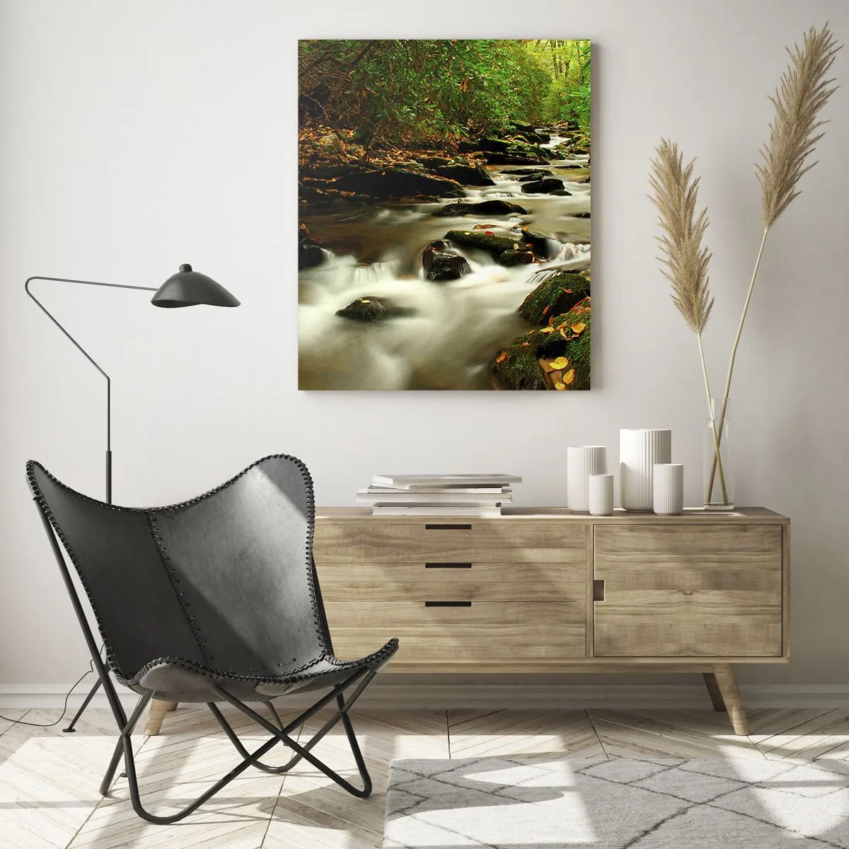 Obraz na szkle - Strumień w lesie otoczony kamieniami i liśćmi - 50x70cm - Jak płynne srebro - Nowoczesna dekoracja ścienna do salonu, kuchni i sypialni ARTTOR