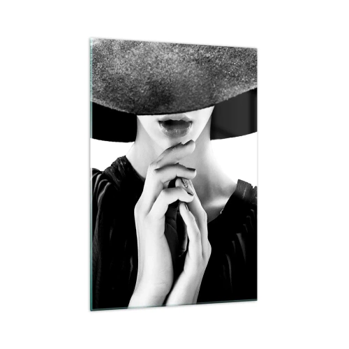 Obraz na szkle - Stylowa kobieta w dużym kapeluszu w odcieniach czerni i bieli - 70x100cm - Skryte piękno - Nowoczesna dekoracja ścienna do salonu i sypialni ARTTOR
