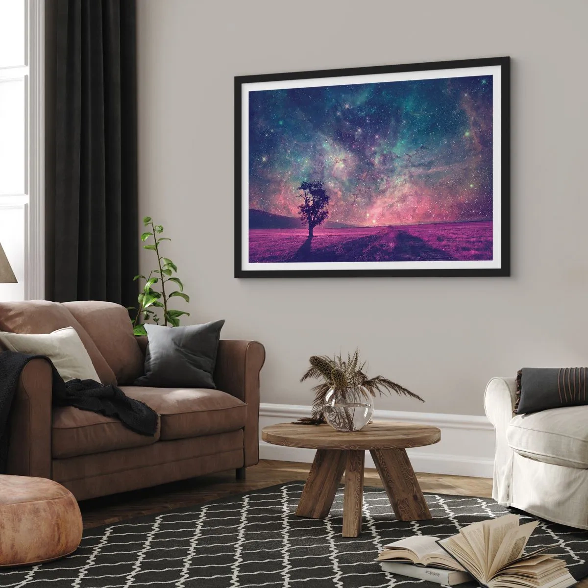 Plakat w czarnej ramie - Drzewo na tle gwiaździstego nieba w fioletowo-niebieskich barwach - 70x50cm - Pod magicznym niebem - Nowoczesna dekoracja ścienna do salonu i sypialni ARTTOR