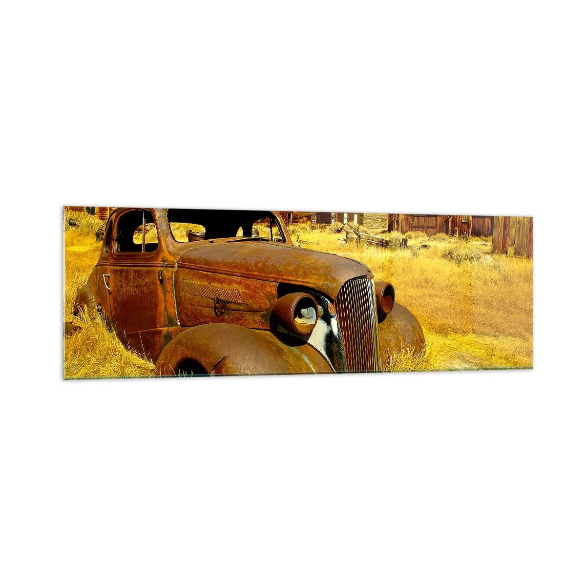 Obraz na szkle - Stary zardzewiały samochód na tle opuszczonych drewnianych chat - 160x50cm - Zasłużony odpoczynek - Nowoczesna dekoracja ścienna do salonu i sypialni ARTTOR