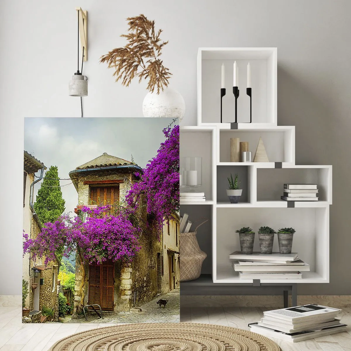 Obraz na szkle - Urocza uliczka z kwitnącymi różowymi pnączami i kamienicami - 50x70cm - Pod kwietnym baldachimem - Nowoczesna dekoracja ścienna do salonu, kuchni i sypialni ARTTOR