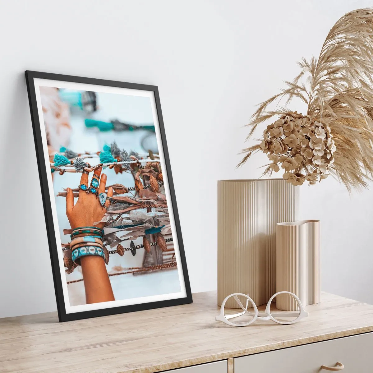 Plakat w czarnej ramie - Ręka ozdobiona biżuterią na tle boho dekoracji - 50x70cm - Lokalne skarby - Nowoczesna dekoracja ścienna do salonu i sypialni ARTTOR
