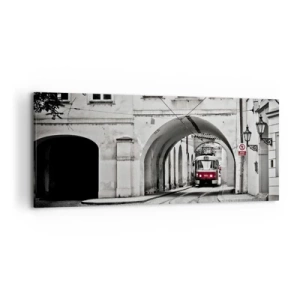 Obraz na płótnie - Czarno-biały tramwaj w zabytkowej uliczce miasta - 120x50cm - Przez miejski labirynt - Nowoczesna dekoracja ścienna do salonu i sypialni ARTTOR