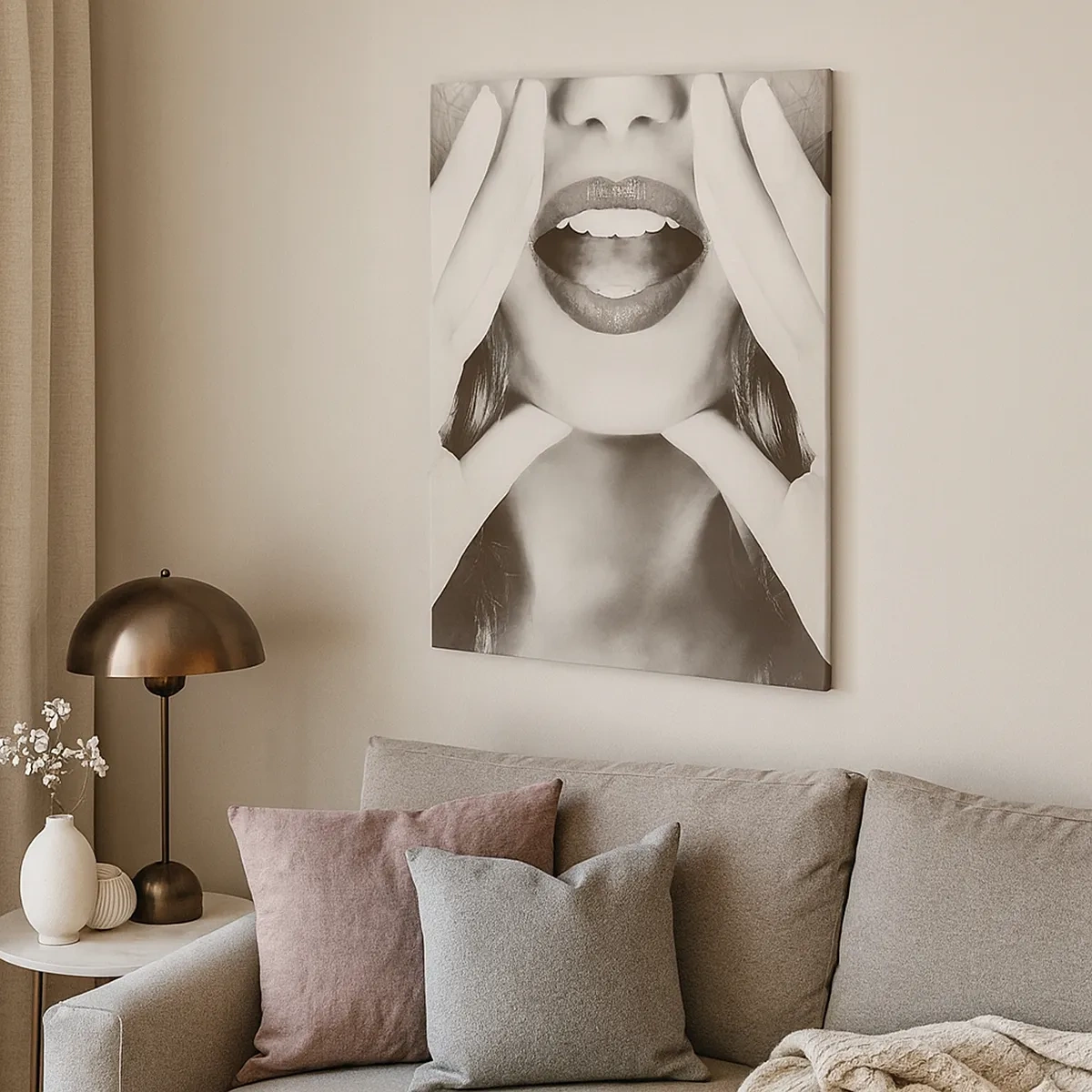 Obraz na płótnie - Czarno-biały portret kobiety trzymającej twarz dłońmi z szeroko otwartymi ustami - 50x70cm - Już idę! - Nowoczesna dekoracja ścienna do salonu, kuchni i sypialni ARTTOR