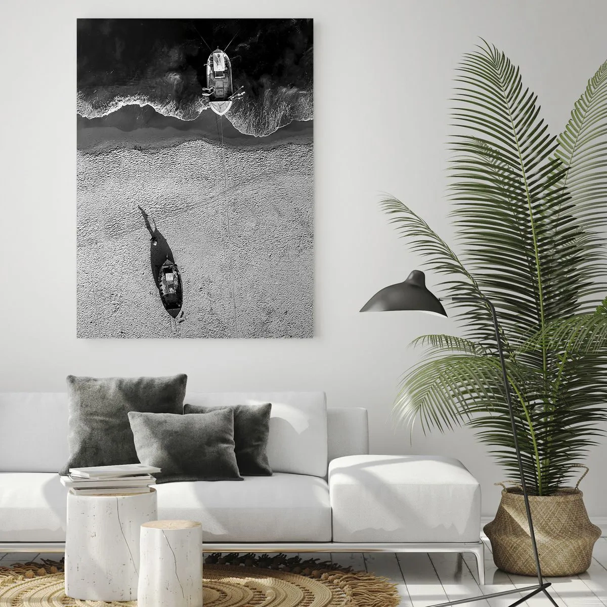 Obraz na szkle - Czarno-białe łodzie i ich cienie na piaszczystej plaży widziane z góry - 50x70cm - Jeszcze na brzegu… - Nowoczesna dekoracja ścienna do salonu, kuchni i sypialni ARTTOR