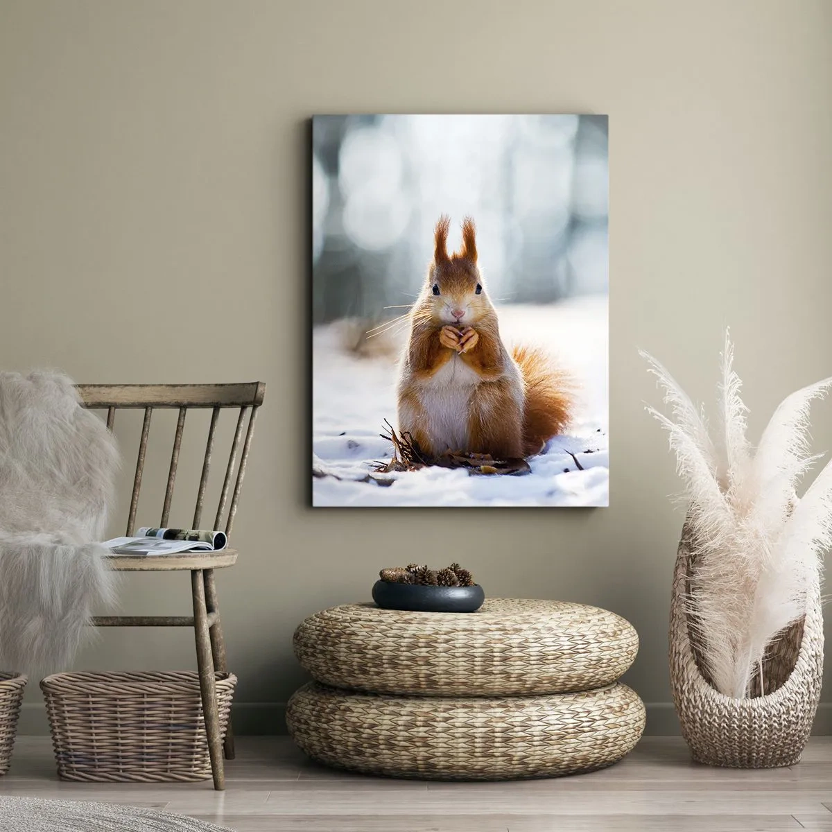 Obraz na płótnie - Wiewiórka jedząca orzech na śniegu w zimowym lesie - 50x70cm - I co tak patrzysz? - Nowoczesna dekoracja ścienna do salonu, kuchni i sypialni ARTTOR